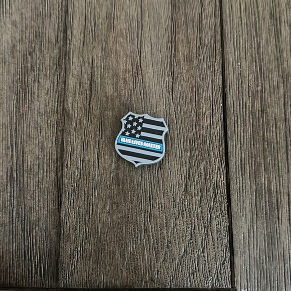 Set of 4 Back the Blue/Blue Lives Matter Croc Charms NWT - Picture 4 of 5